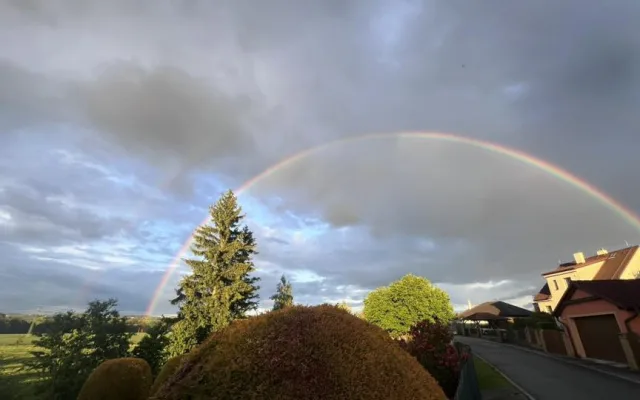 Když příroda kouzlí. Oblohu nad Budějovicemi zdobila krásná dvojitá duha