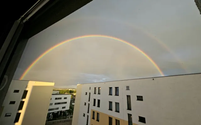 Když příroda kouzlí. Oblohu nad Budějovicemi zdobila krásná dvojitá duha