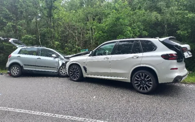 Nehodu u Kardašovy Řečice způsobil řidič se zákazem řízení, zranilo se šest lidí