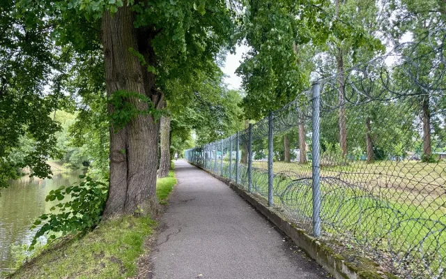 Úzká a obehnaná žiletkovým drátem. Město chce rozšířit nebezpečnou cyklostezku