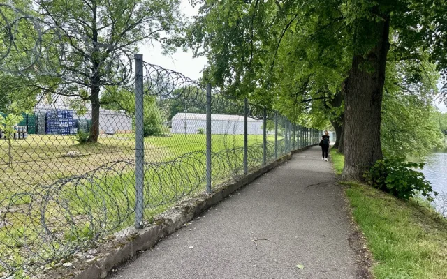 Úzká a obehnaná žiletkovým drátem. Město chce rozšířit nebezpečnou cyklostezku