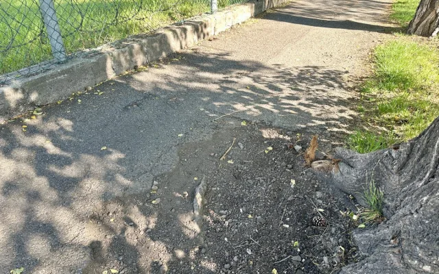 Úzká a obehnaná žiletkovým drátem. Město chce rozšířit nebezpečnou cyklostezku