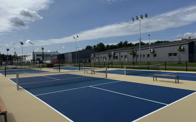 Hřiště na pickleball, badminton nebo stolní tenis. Druhá etapa ČEZ areálu je hotová