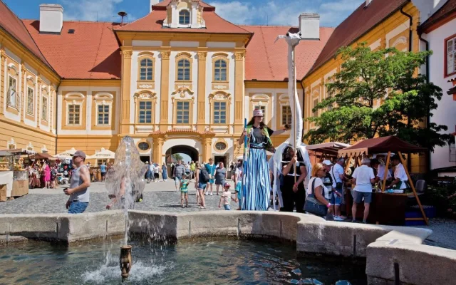 Borůvkobraní v Borovanech – to je festival chutí, hudby a zábavy