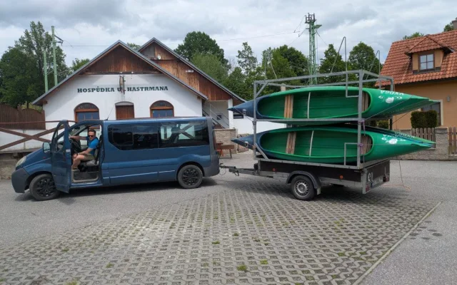 Vodácký zážitek bez stresu: loď i ubytování na jednom místě