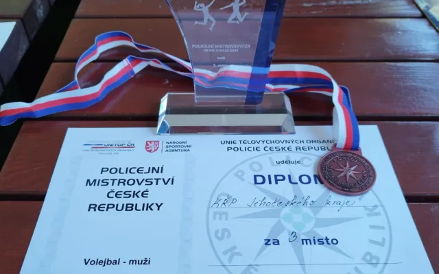 Jihočeští policisté slaví historický úspěch ve volejbale. Po 15 letech vezou medaile ženy i muži