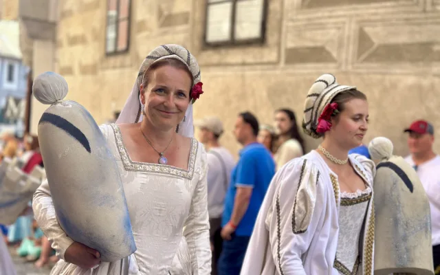 Českým Krumlovem prošel historický průvod. Nechyběli šermíři, kejklíři ani koně s kočáry.
