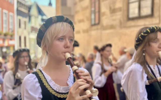 Českým Krumlovem prošel historický průvod. Nechyběli šermíři, kejklíři ani koně s kočáry.