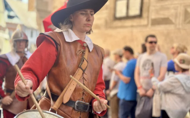 Českým Krumlovem prošel historický průvod. Nechyběli šermíři, kejklíři ani koně s kočáry.