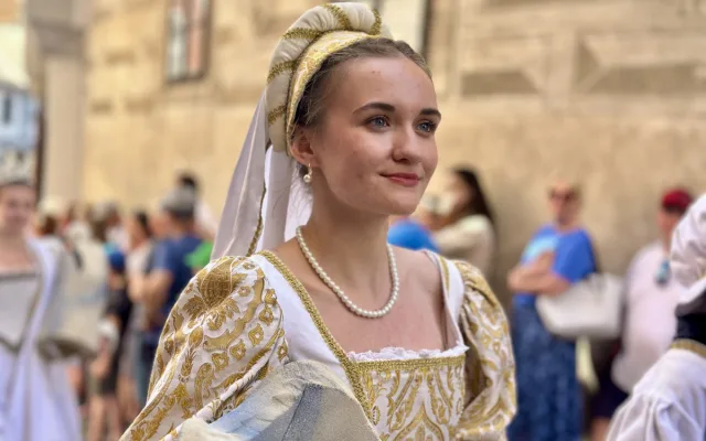 Českým Krumlovem prošel historický průvod. Nechyběli šermíři, kejklíři ani koně s kočáry.