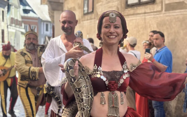Českým Krumlovem prošel historický průvod. Nechyběli šermíři, kejklíři ani koně s kočáry.