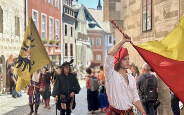 Českým Krumlovem prošel historický průvod. Nechyběli šermíři, kejklíři ani koně s kočáry.