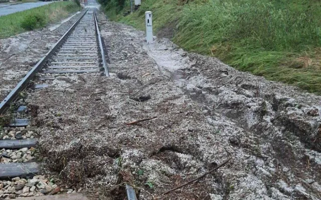 Hasiči na jihu Čech odstraňovali po bouřkách popadané stromy, voda podemlela trať
