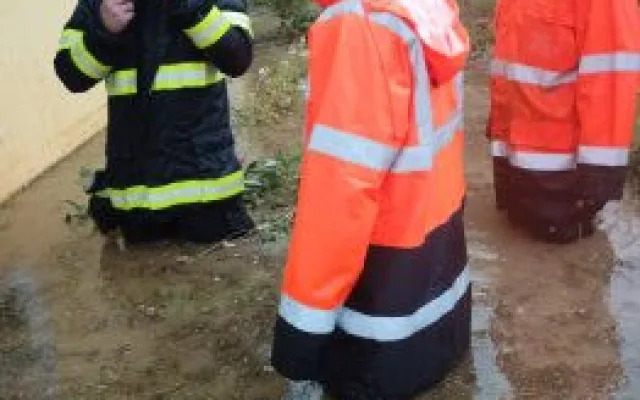 Hasiči na jihu Čech odstraňovali po bouřkách popadané stromy, voda podemlela trať