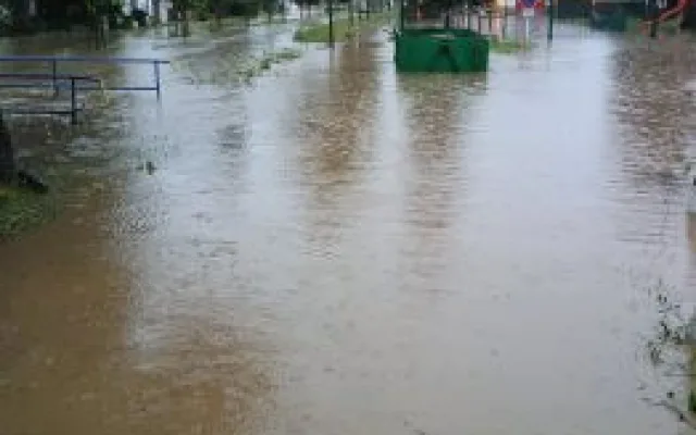 Hasiči na jihu Čech odstraňovali po bouřkách popadané stromy, voda podemlela trať