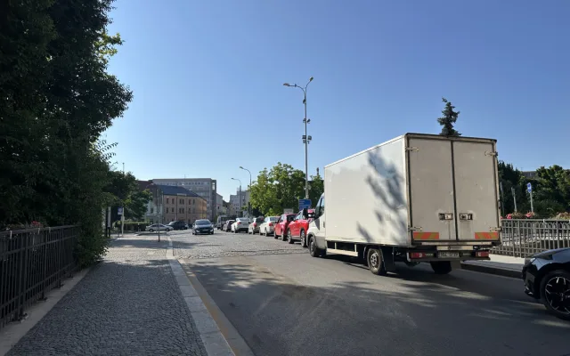 Uzavírky zablokovaly město a zkratka přes náměstí praská ve švech