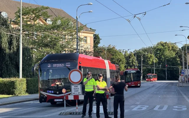 Uzavírky zablokovaly město a zkratka přes náměstí praská ve švech