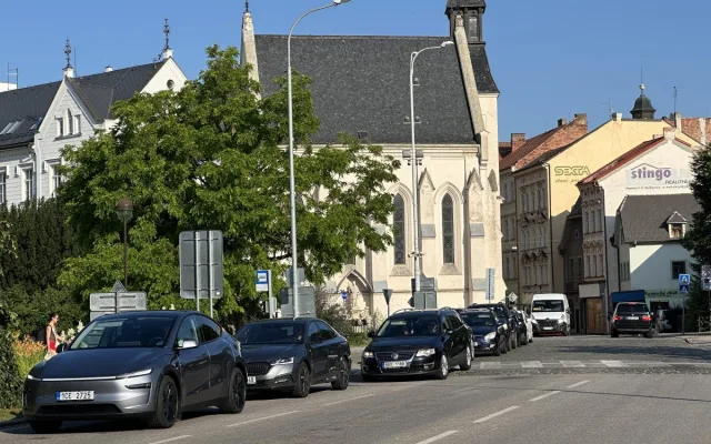 Uzavírky zablokovaly město a zkratka přes náměstí praská ve švech