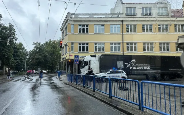 Polský kamion se ztratil v centru a uvízl na chodníku, strážníci mu věnovali mapu