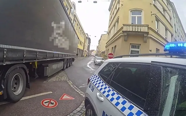 Polský kamion se ztratil v centru a uvízl na chodníku, strážníci mu věnovali mapu