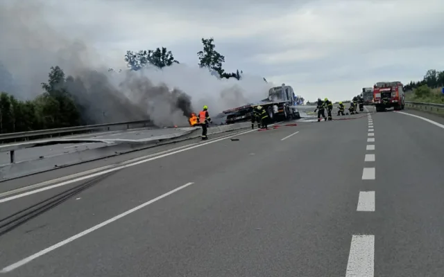Hořící kamion kompletně zablokoval dálnici D3