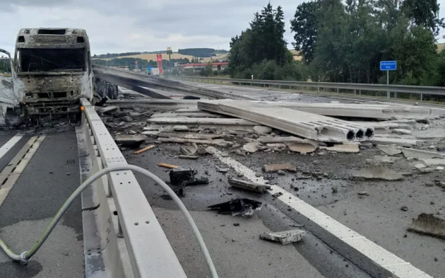 Hořící kamion kompletně zablokoval dálnici D3
