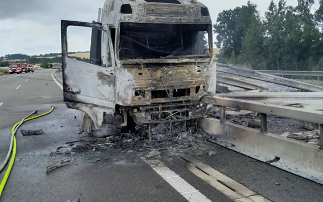 Hořící kamion kompletně zablokoval dálnici D3