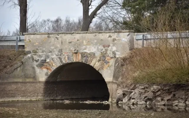 Sypaný val s trojmostím a lipovou alejí, Dolní Slověnice