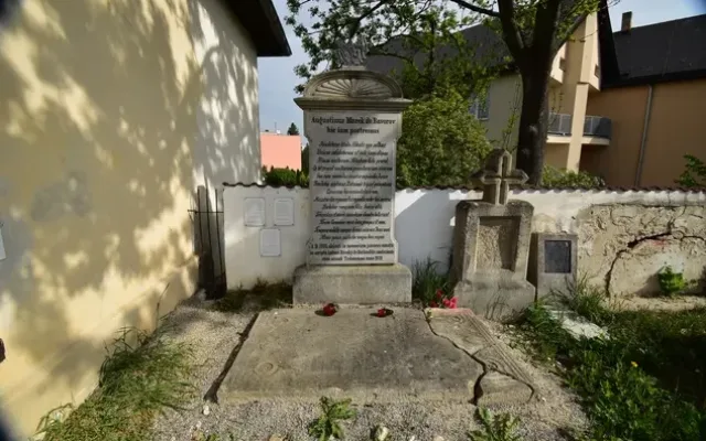 Pozdně klasicistní náhrobek s ležící deskou barokního náhrobníku Augustina Marka z Bavorova, Třeboň