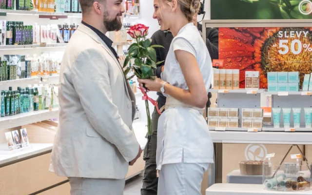 Požádat o ruku přijel přítelkyni do Igy Centra na koni. Řekla ANO