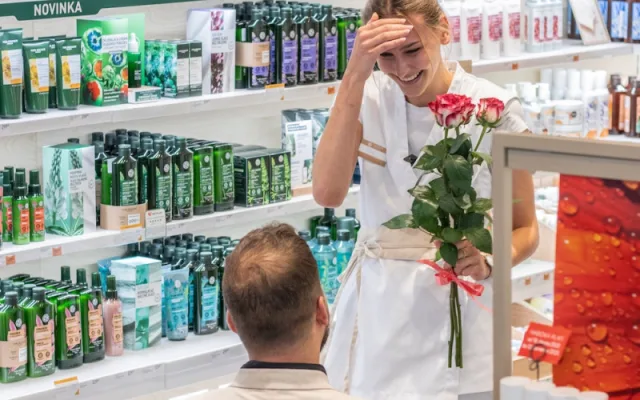 Požádat o ruku přijel přítelkyni do Igy Centra na koni. Řekla ANO