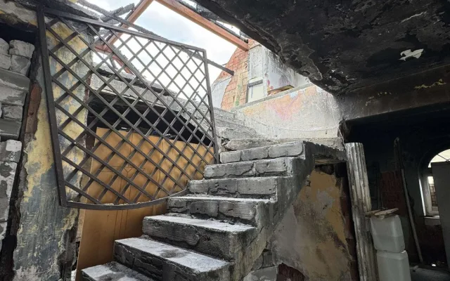 Ohořelá vila je noční můrou sousedů, problematický majiteli chce přestavět na obchodní dům
