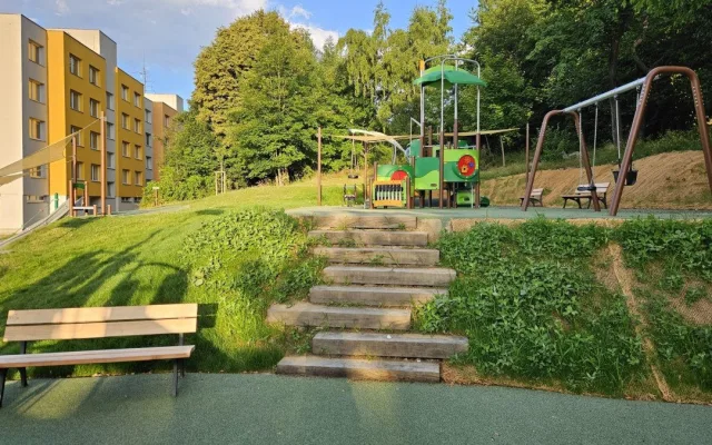 Hřiště Nad Pekárnou se kompletně otevřelo, děti láká nové pískoviště i ovál