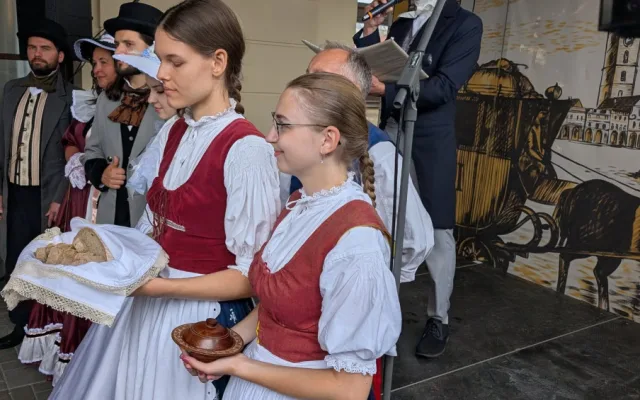 Oslavy 200 let od založení koněspřežky. Dorazilo Pendolino i historická lokomotiva Všudybylka