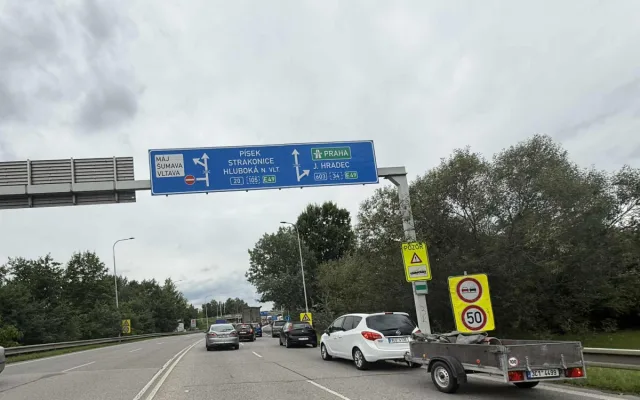 Práce u Diamantu začaly, kolony se tvoří v obou směrech