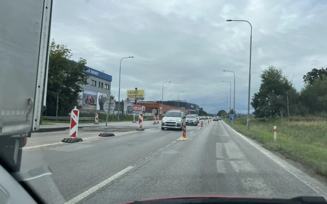 Práce u Diamantu začaly, kolony se tvoří v obou směrech