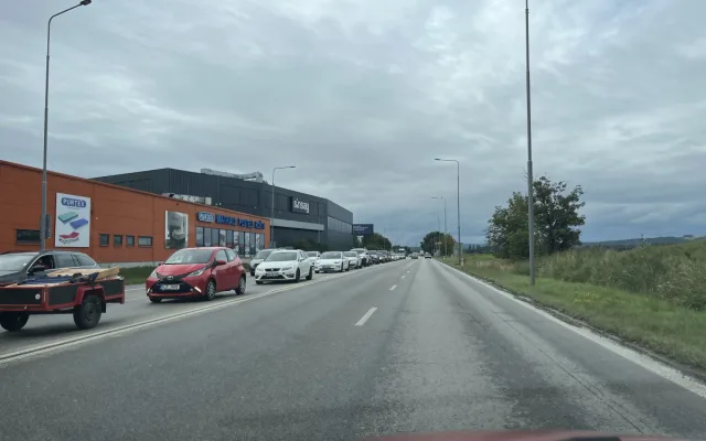 Práce u Diamantu začaly, kolony se tvoří v obou směrech
