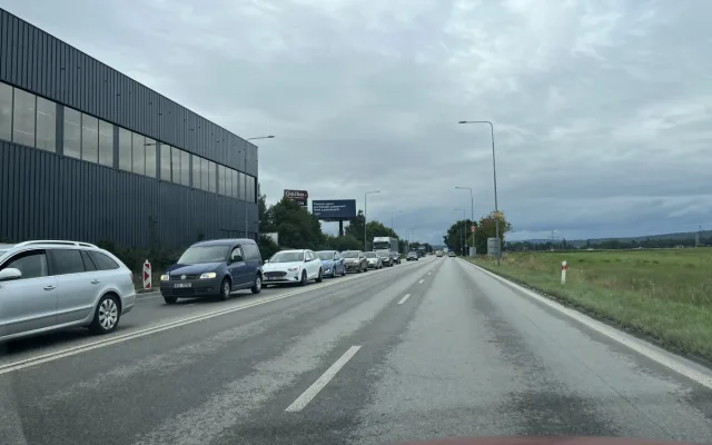 Práce u Diamantu začaly, kolony se tvoří v obou směrech