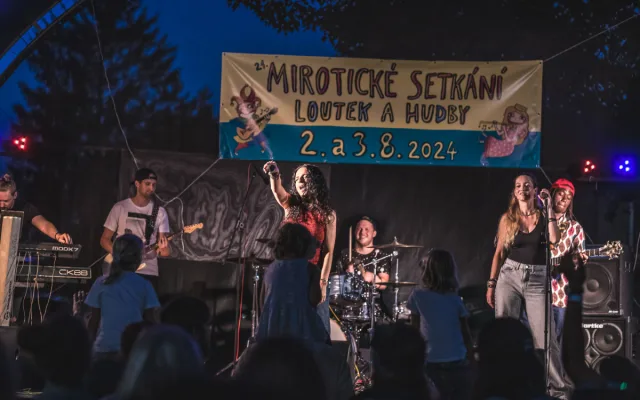 Z vody na pódium. Lodní kapitán pořádá už dvaadvacátý festival v Miroticích