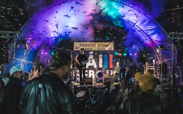 Z vody na pódium. Lodní kapitán pořádá už dvaadvacátý festival v Miroticích