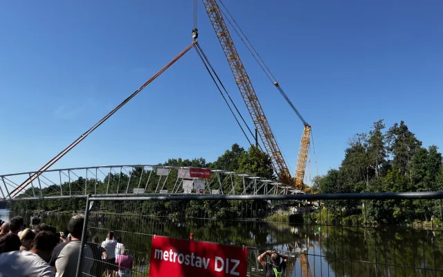 Hluboká nad Vltavou má novou lávku přes Vltavu