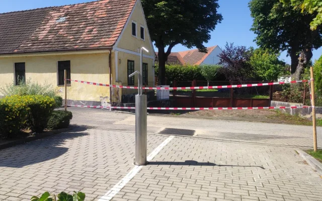 Nebezpečné parkování nahradili v Šindlových Dvorech mlžítkem, vyšlo na 180 tisíc