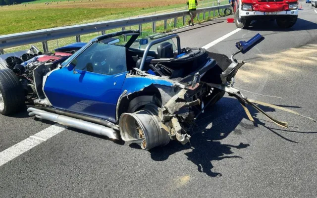 Na dálnici D3 hořela Corvetta, škoda přesáhla 2,5 milionu