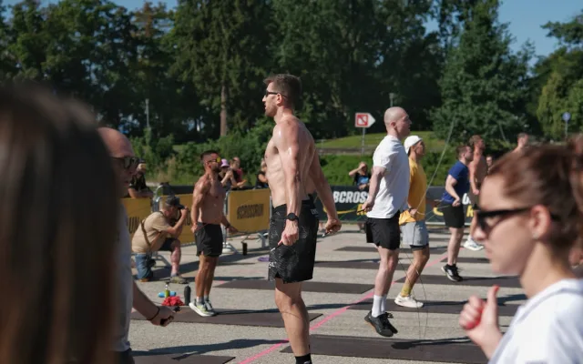 Na střeše IGY poměřili síly crossfiťáci z celé republiky. Vítězství obhájil Áron Lisý