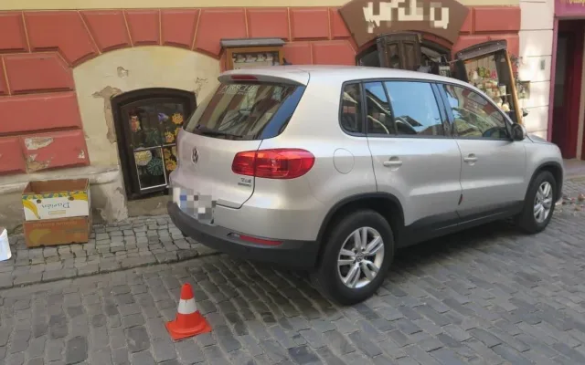 Špatně zabržděné auto zaparkovalo ve výloze obchodu