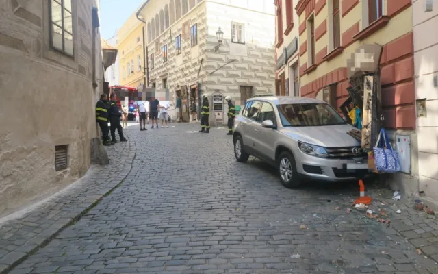 Špatně zabržděné auto zaparkovalo ve výloze obchodu