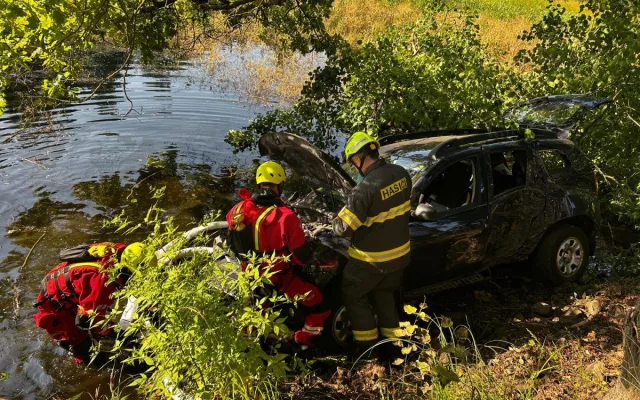 Auto sjelo do rybníka. Hasiči zachránili řidičku i psa