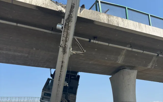 Řidič neodhadl výšku jeřábu a zasekl se pod mostem na dálnici D3