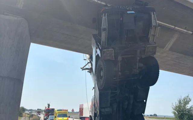 Řidič neodhadl výšku jeřábu a zasekl se pod mostem na dálnici D3