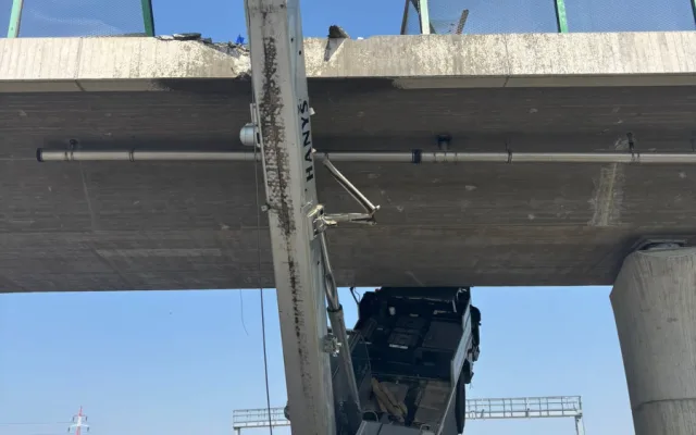 Řidič neodhadl výšku jeřábu a zasekl se pod mostem na dálnici D3